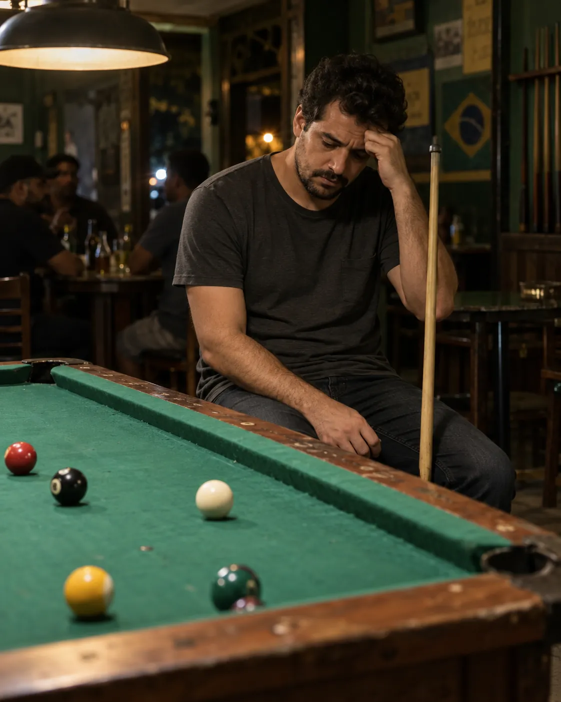 Cena ilustrativa de um jogador frustrado depois de uma oportunidade perdida na mesa.
